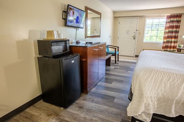 Deluxe Room, 1 King Bed, Non Smoking (accessible)