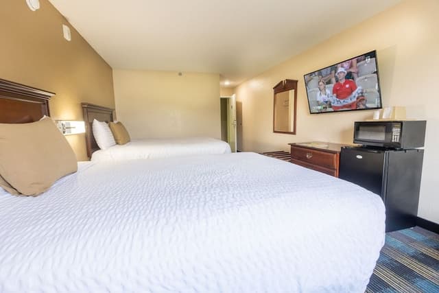 Deluxe Room, 1 King Bed, Non Smoking (accessible)