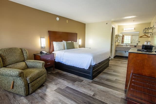 Deluxe Room, 1 King Bed, Non Smoking (accessible)