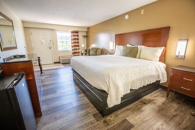 Deluxe Room, 1 King Bed, Non Smoking (accessible)