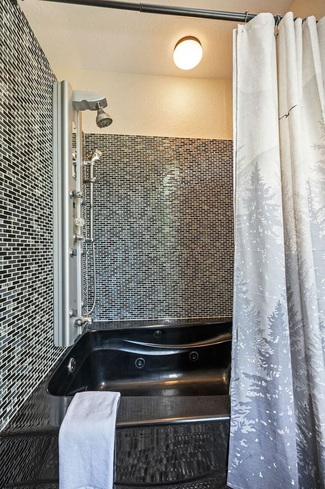 King w/ Jetted Tub