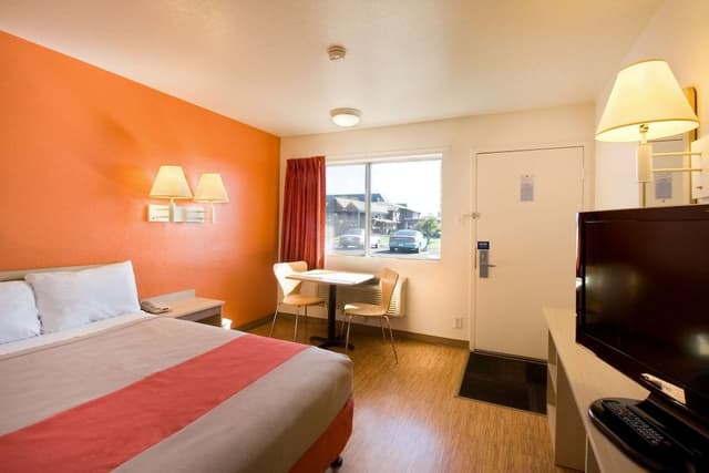 Deluxe Room, 1 Queen Bed, Non Smoking, Refrigerator & Microwave