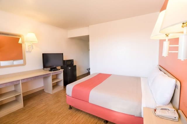 Deluxe Room, 1 Queen Bed, Non Smoking, Refrigerator & Microwave
