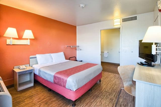 Deluxe Room, 1 Queen Bed, Non Smoking, Refrigerator & Microwave