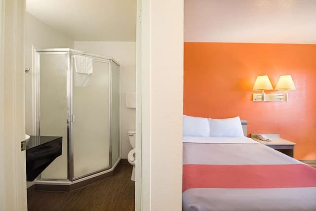Deluxe Room, 1 Queen Bed, Non Smoking, Refrigerator & Microwave