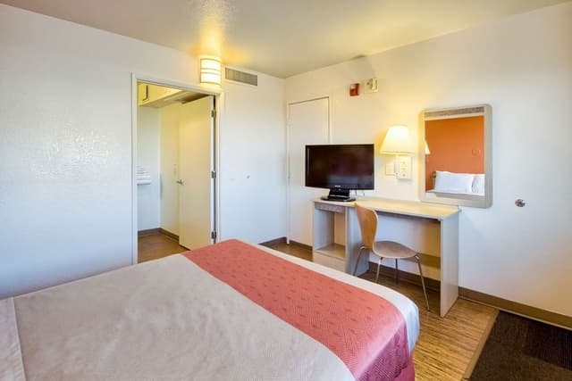Deluxe Room, 1 Queen Bed, Non Smoking, Refrigerator & Microwave