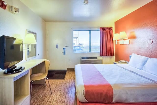 Deluxe Room, 1 Queen Bed, Non Smoking, Refrigerator & Microwave