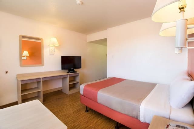 Deluxe Room, 1 Queen Bed, Non Smoking, Refrigerator & Microwave