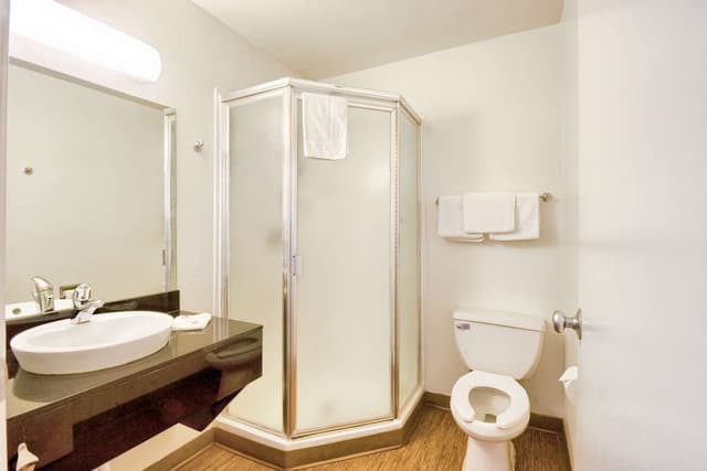 Deluxe Room, 1 Queen Bed, Non Smoking, Refrigerator & Microwave