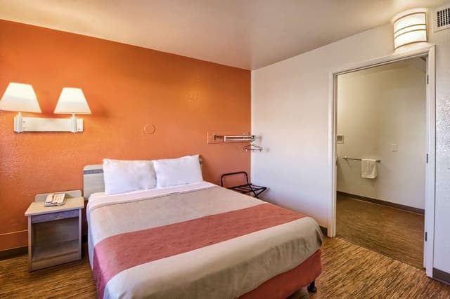 Deluxe Room, 1 Queen Bed, Non Smoking, Refrigerator & Microwave