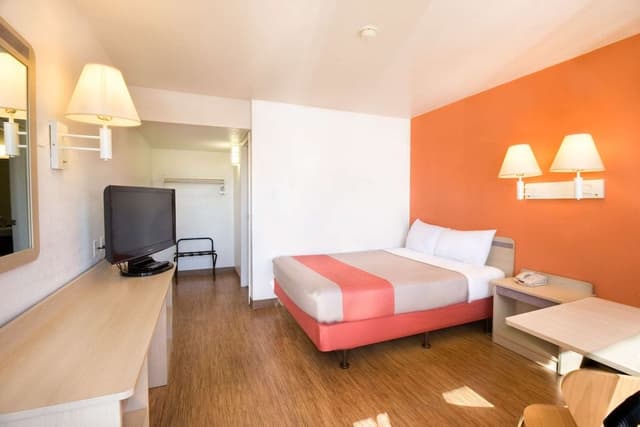 Deluxe Room, 1 Queen Bed, Non Smoking, Refrigerator & Microwave