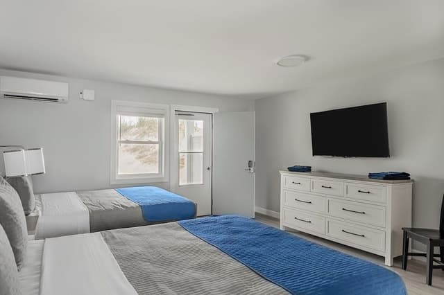 OCEAN FRONT with 2 Queen Beds, Full Kitchen, Ground Level