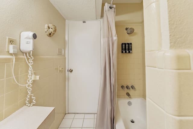 COURTYARD 2BR Apartment, 2 queen,1 king, Full Kitchen, Across the street from Beach
