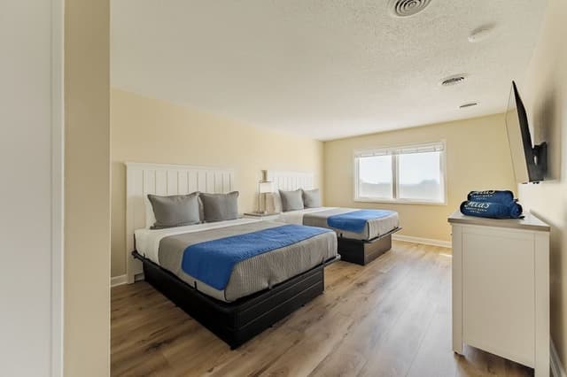 COURTYARD 2BR Apartment, 2 queen,1 king, Full Kitchen, Across the street from Beach