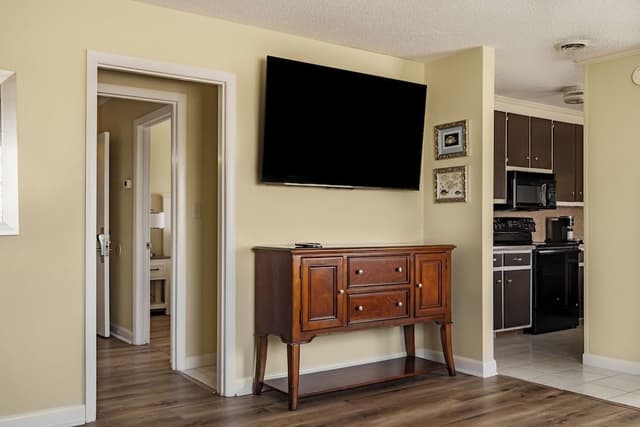 COURTYARD 2BR Apartment, 2 queen,1 king, Full Kitchen, Across the street from Beach