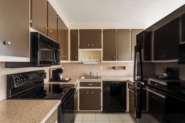 COURTYARD 2BR Apartment, 2 queen,1 king, Full Kitchen, Across the street from Beach