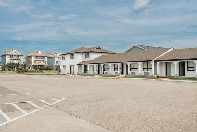 COURTYARD 2BR Apartment, 2 queen,1 king, Full Kitchen, Across the street from Beach