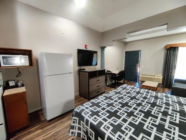 King Bed Smoking with Kitchenette