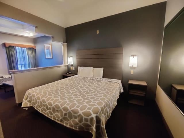 King Bed Smoking with Kitchenette