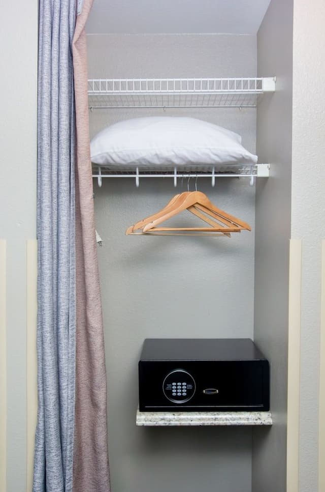 Queen Guestroom