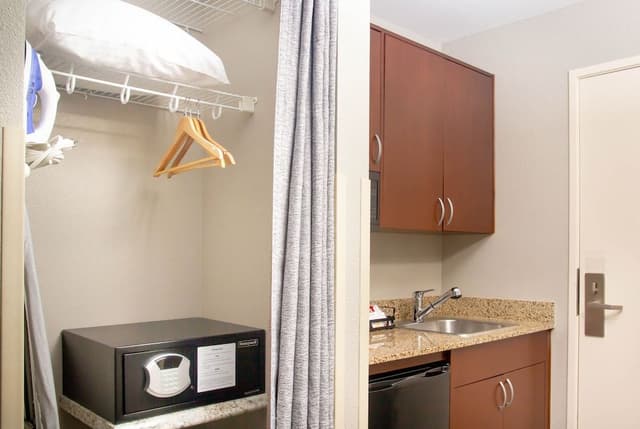Queen Guestroom