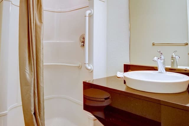 Deluxe Room, 1 Queen Bed, Non Smoking, Refrigerator & Microwave