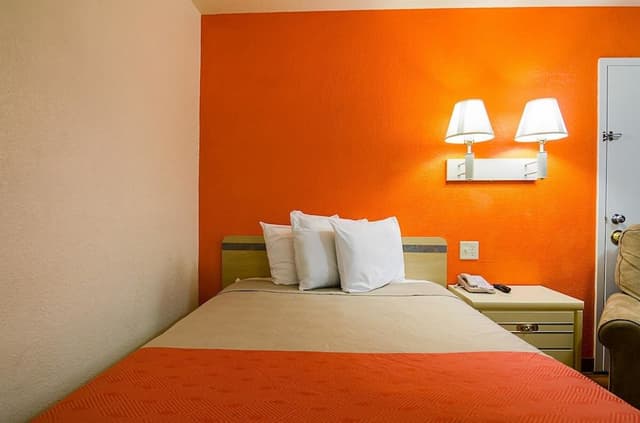 Standard Room, 1 Queen Bed, Non Smoking, Refrigerator & Microwave