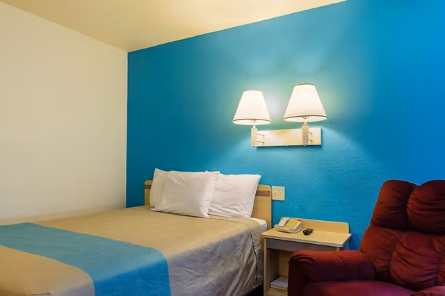 Standard Room, 1 Queen Bed, Non Smoking, Refrigerator & Microwave