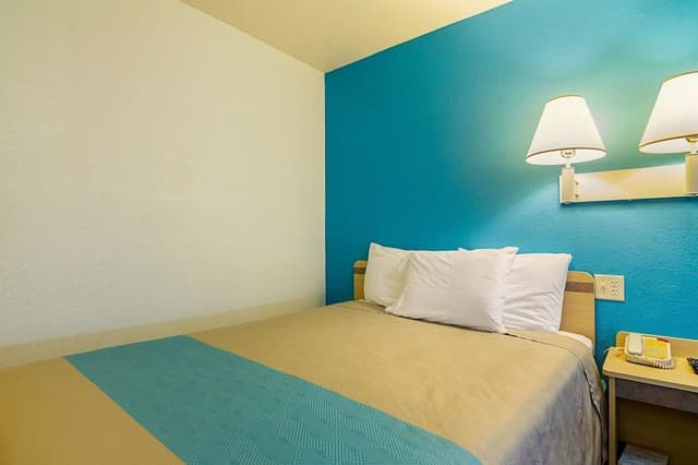 Standard Room, 1 Queen Bed, Non Smoking, Refrigerator & Microwave
