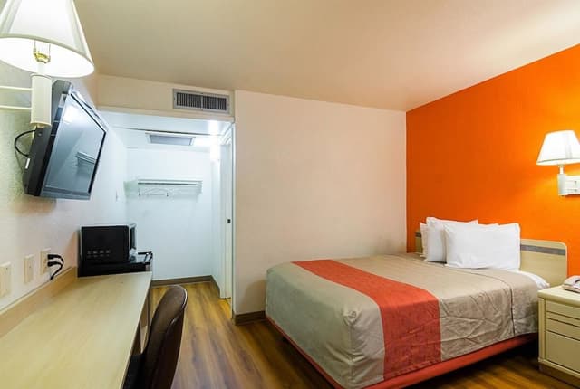 Standard Room, 1 Queen Bed, Non Smoking, Refrigerator & Microwave