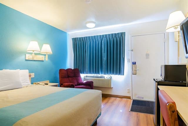 Deluxe Room, 1 King Bed, Smoking, Refrigerator & Microwave