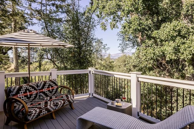 Studio, Balcony (Carriage House)