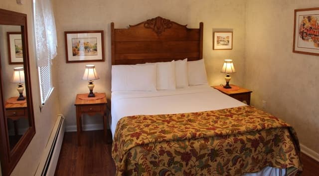Sugar Maple, 1 Queen Bed