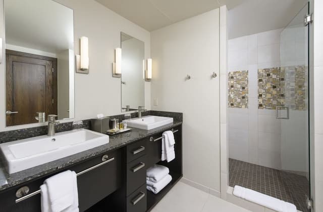 Deluxe Room, 1 King Bed, Resort View, Corner