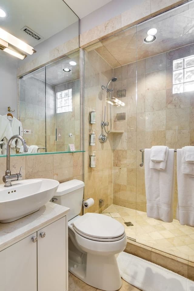 Deluxe Room, 1 King Bed, City Views 3A