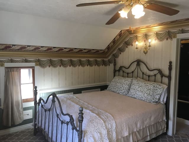 Standard Room, 1 Queen Bed, Private Bathroom, Mountain View
