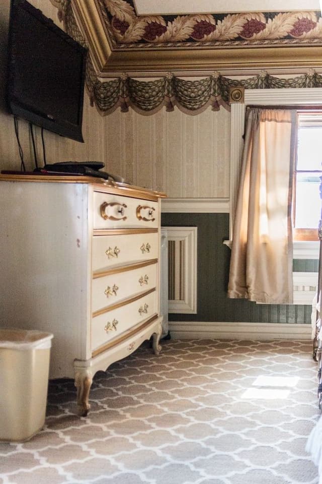 Standard Room, 1 Queen Bed, Private Bathroom, Mountain View