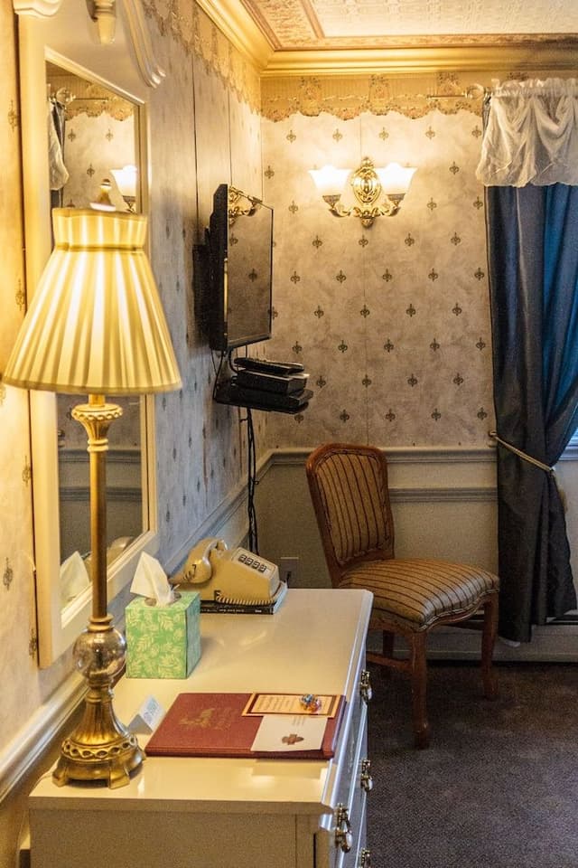 Deluxe Room, 1 Queen Bed, Private Bathroom, Mountain View