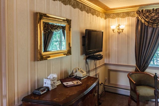 Deluxe Room, 1 King Bed, Terrace, Mountain View