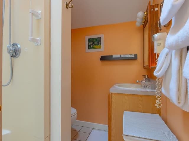 Family Suite, Private Bathroom (Rockwell - No Pets)