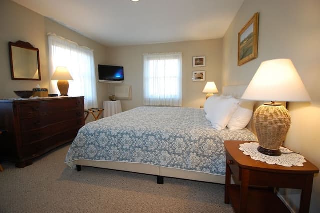 Standard Apartment, Private Bathroom (Greylock - No Pets)