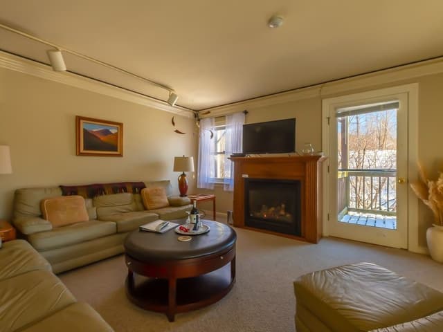 Standard Apartment, Private Bathroom (Greylock - No Pets)