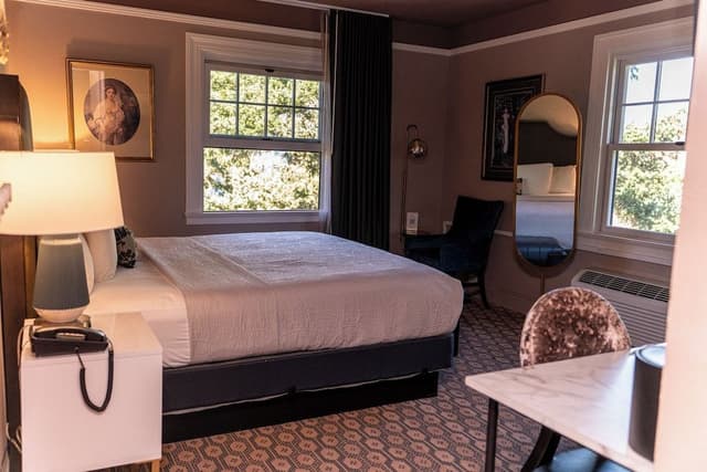 Standard Room, 1 King Bed, River View