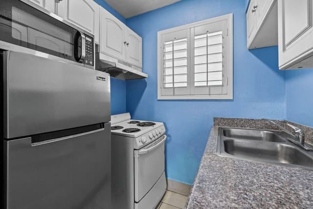 Superior Single Room, 1 Queen Bed, Non Smoking, Kitchenette