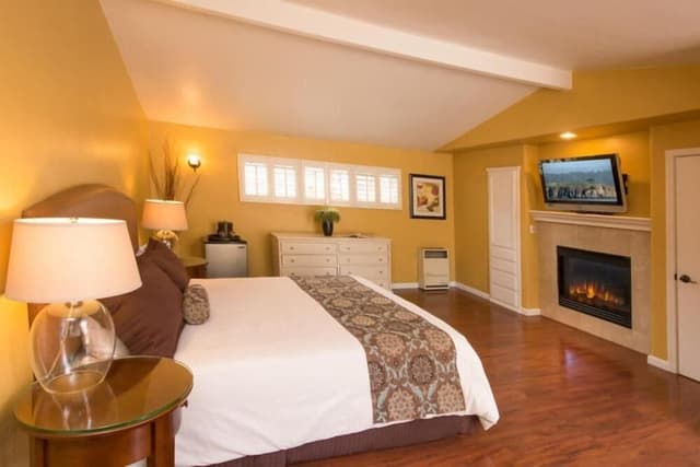 Deluxe Room, 1 King Bed, Fireplace