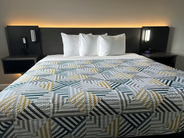 Standard Room, 1 King Bed, Accessible, Non Smoking