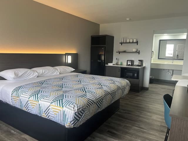 Standard Room, 1 King Bed, Accessible, Non Smoking