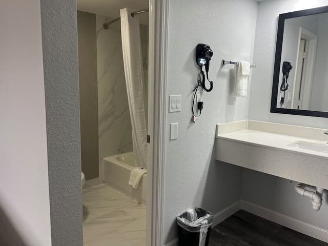 Standard Room, 1 King Bed, Accessible, Non Smoking