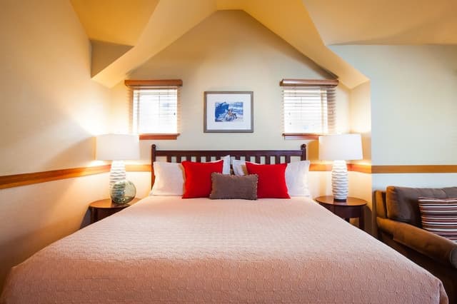 King Cottage with Sofa Sleeper (Non-View, Pet Friendly)