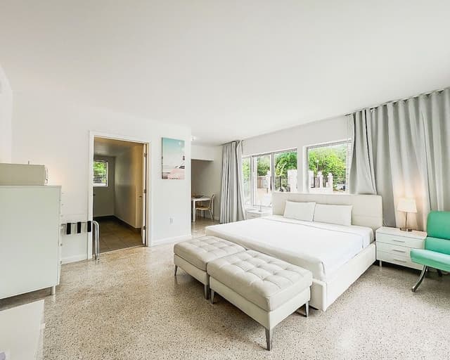 Deluxe Studio, 1 King Bed, Accessible